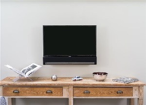 Flexson Cantilever TV Mount for Sonos PLAYBAR showing TV and PLAYBAR mounted to bracket, flat to wall