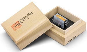 Koetsu Bluelace Agate Moving Coil Cartridge box
