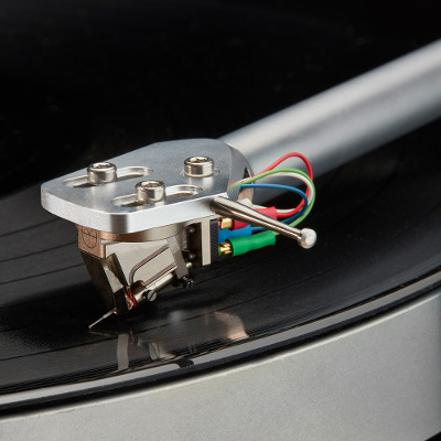 Linn Kendo MC Cartridge shown mounted on a Linn Arko tonearm 