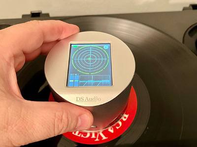 DS Audio ES-001 Eccentricity Detection Stabilizer showing how off-center your record is.